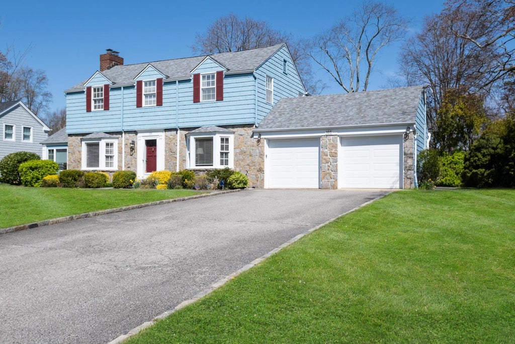 2 of 39 - 135 Northwoods Road, Manhasset, NY