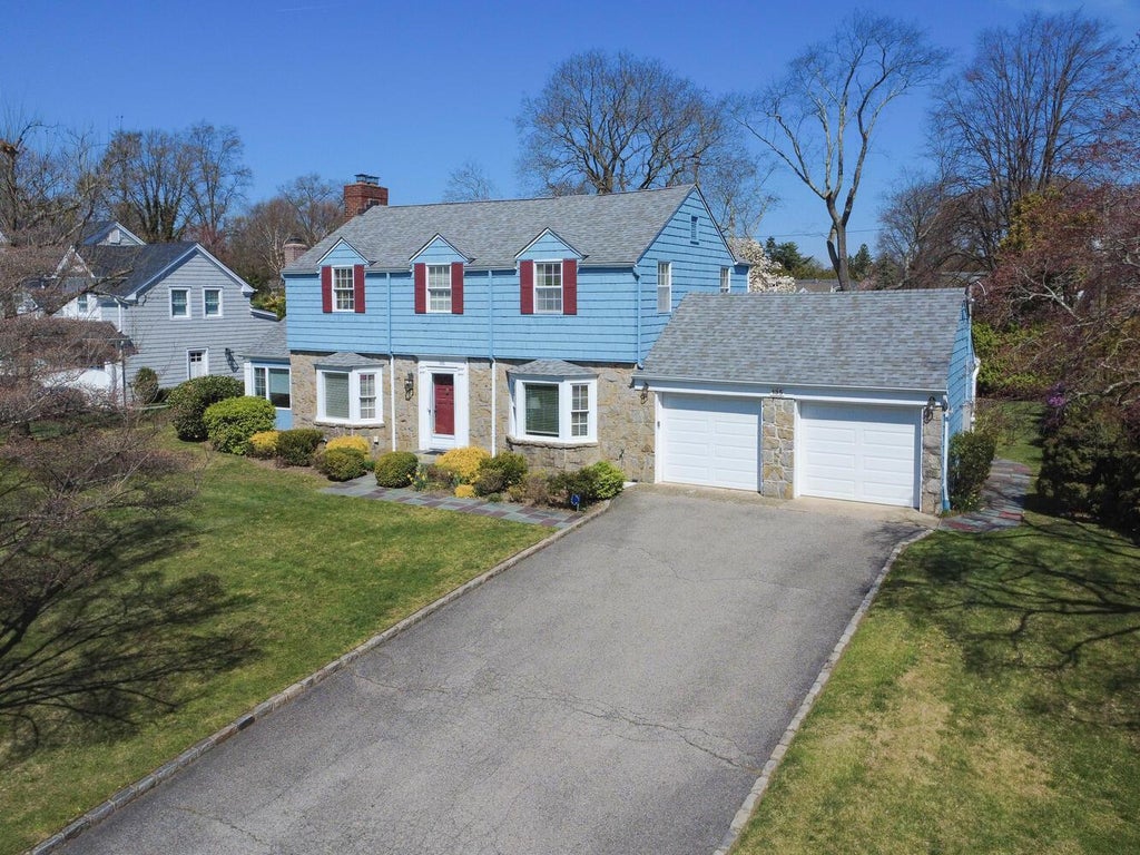 32 of 39 - 135 Northwoods Road, Manhasset, NY