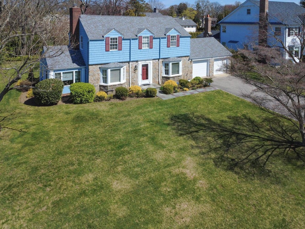 33 of 39 - 135 Northwoods Road, Manhasset, NY