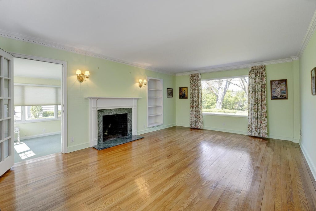 4 of 39 - 135 Northwoods Road, Manhasset, NY