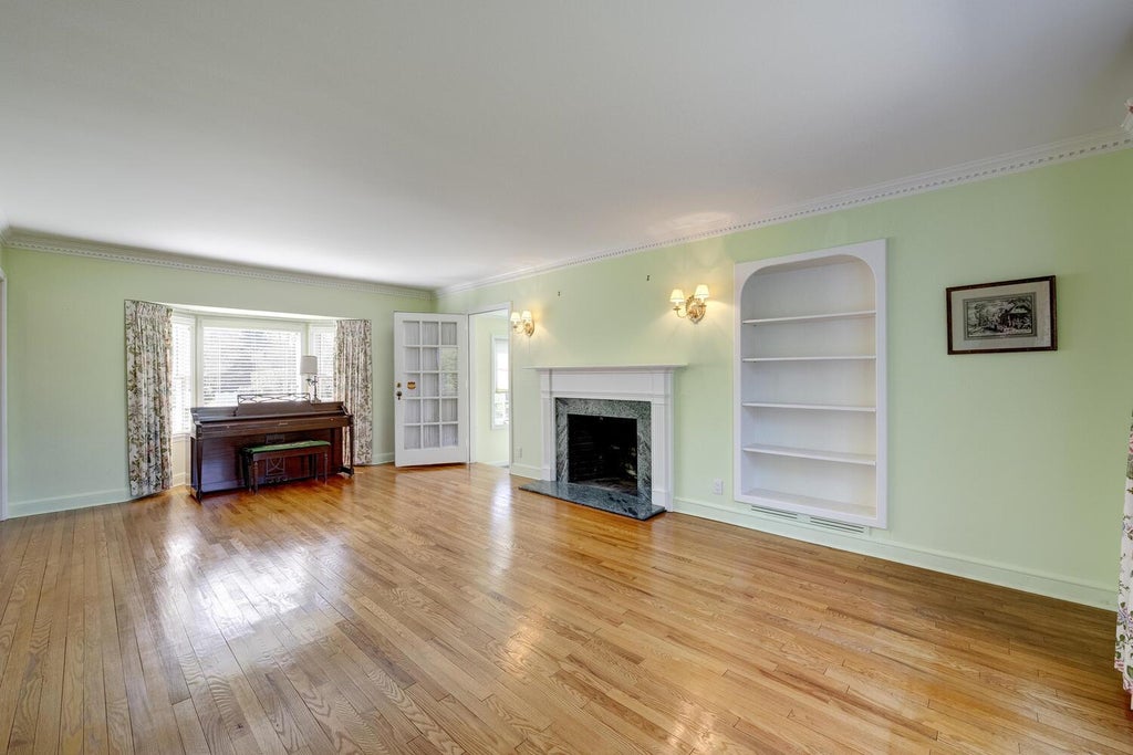 5 of 39 - 135 Northwoods Road, Manhasset, NY