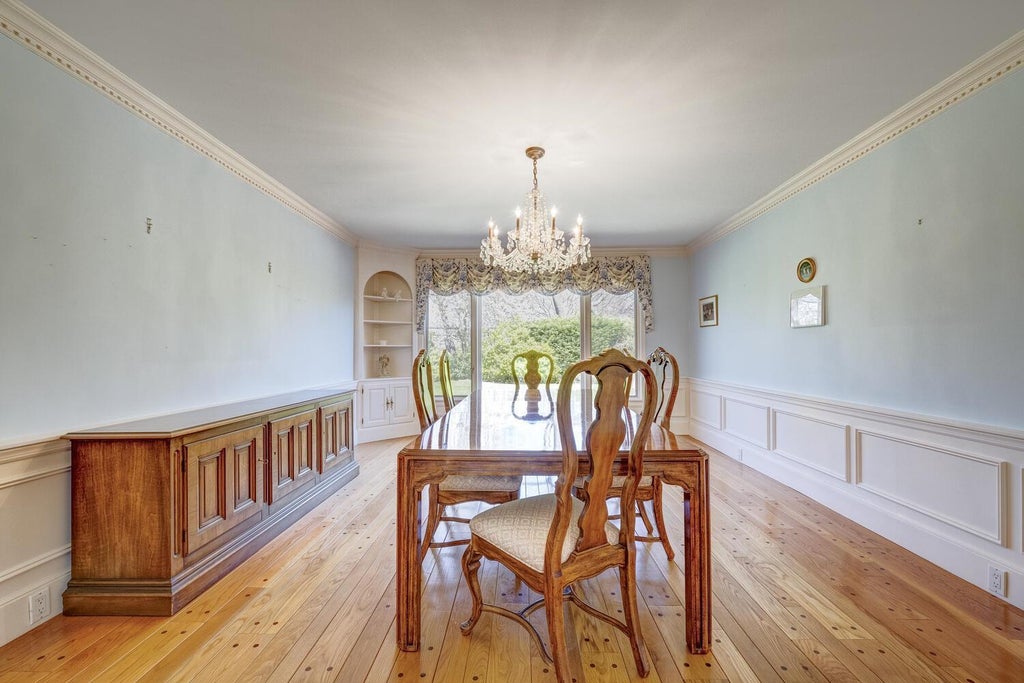 8 of 39 - 135 Northwoods Road, Manhasset, NY