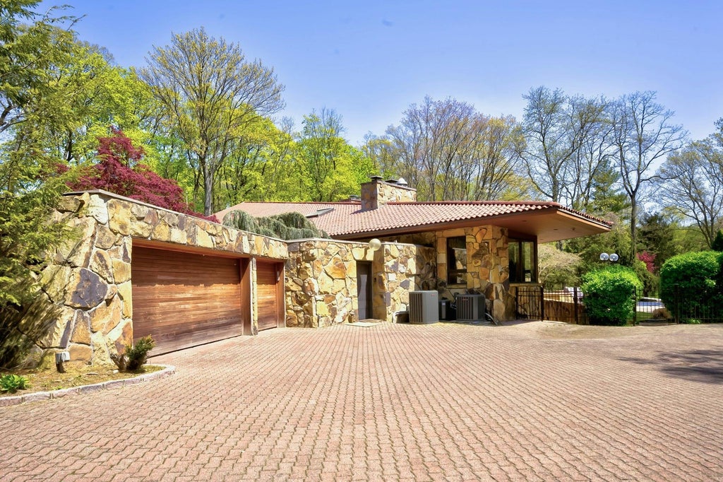 39 of 40 - 17 Forest Drive, Sands Point, NY