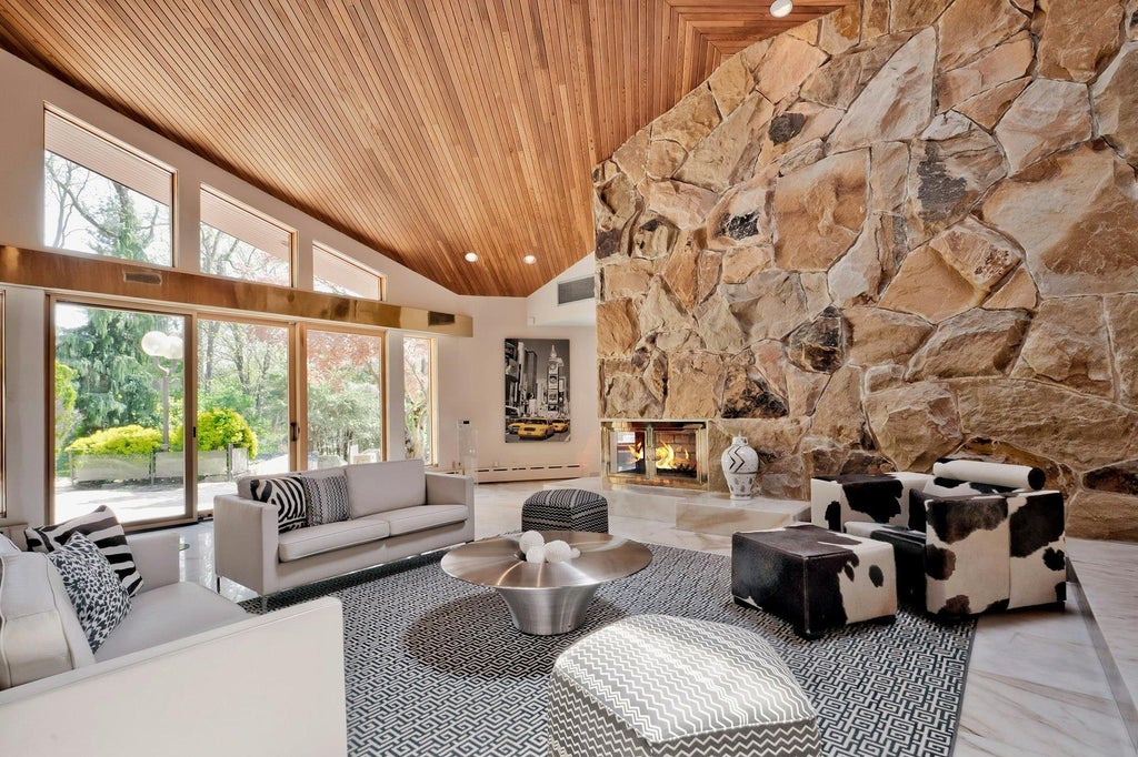 4 of 40 - 17 Forest Drive, Sands Point, NY