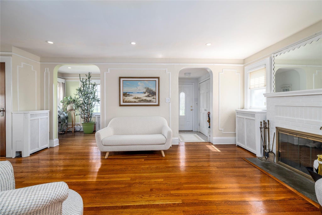 3 of 21 - 302 Forest Avenue, Rockville Centre, NY