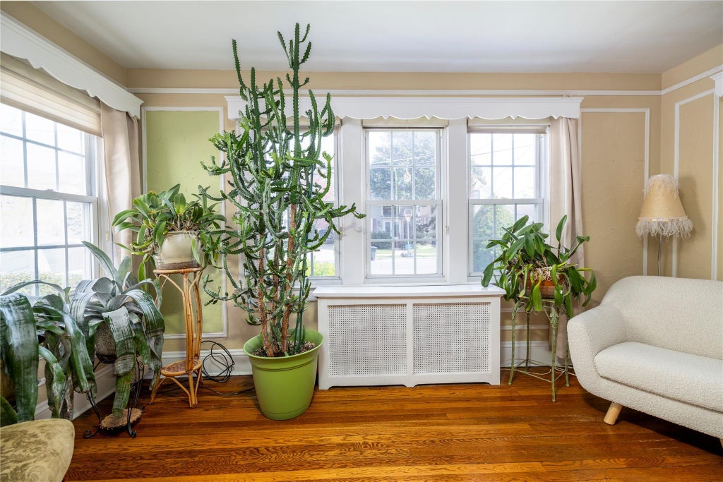 4 of 21 - 302 Forest Avenue, Rockville Centre, NY