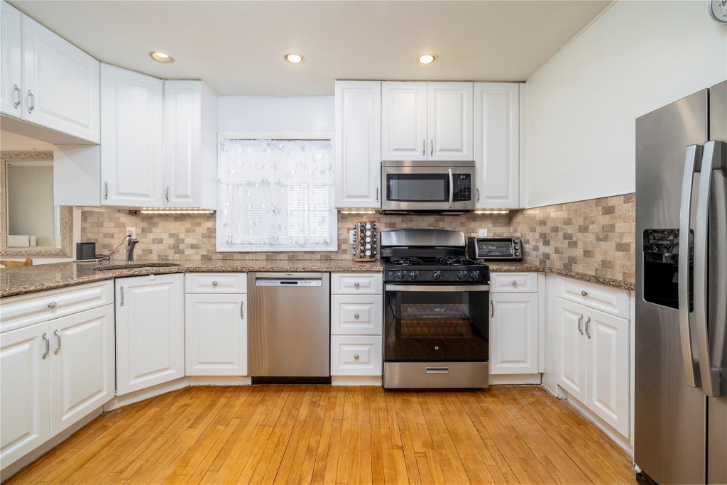 6 of 21 - 302 Forest Avenue, Rockville Centre, NY