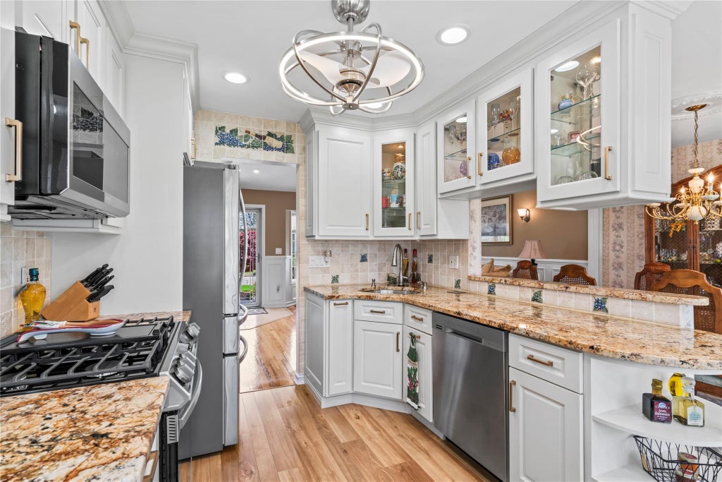 13 of 37 - 8 Raven Drive, Commack, NY