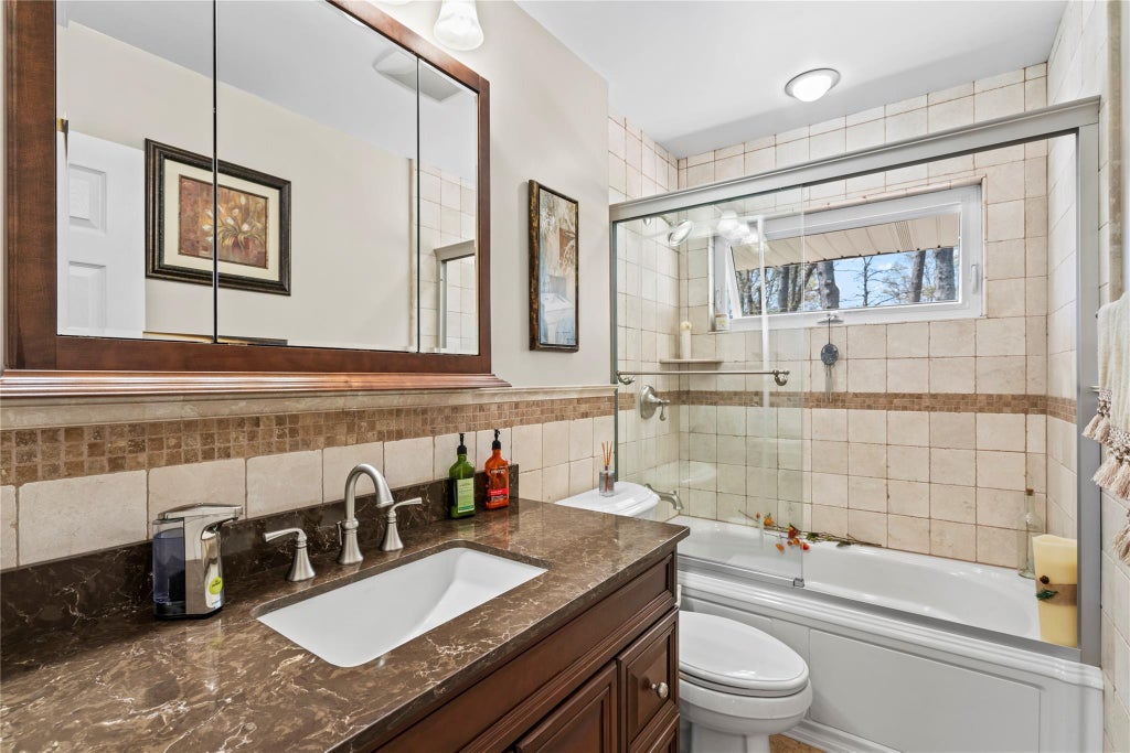 17 of 37 - 8 Raven Drive, Commack, NY