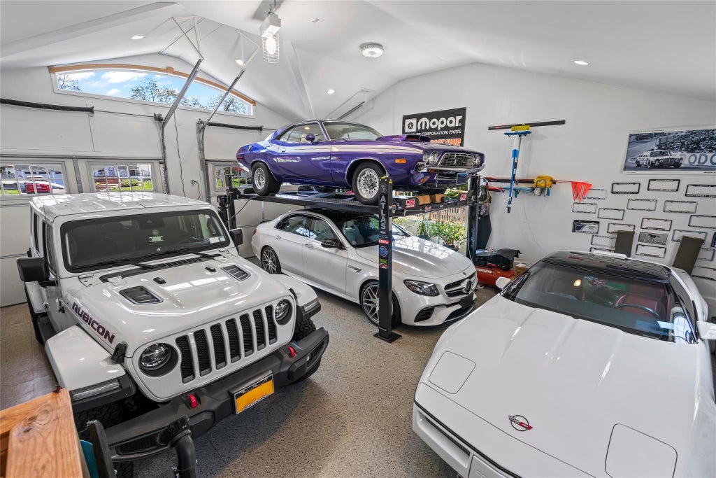 21 of 37 - 8 Raven Drive, Commack, NY