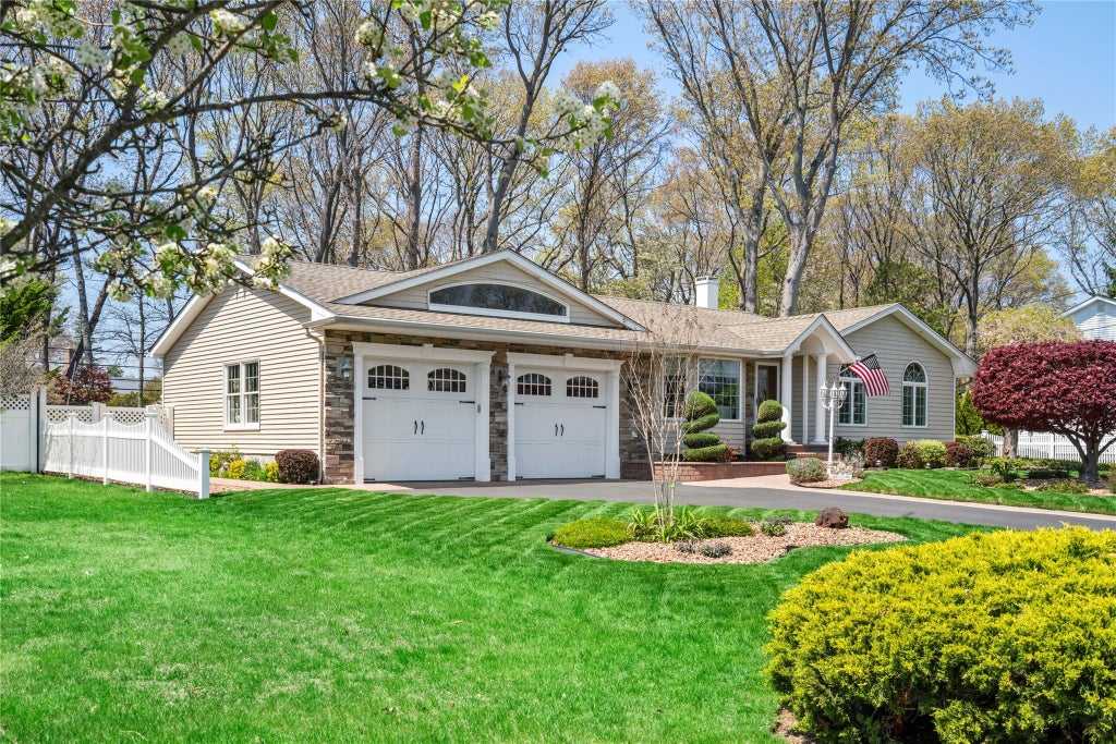 3 of 37 - 8 Raven Drive, Commack, NY