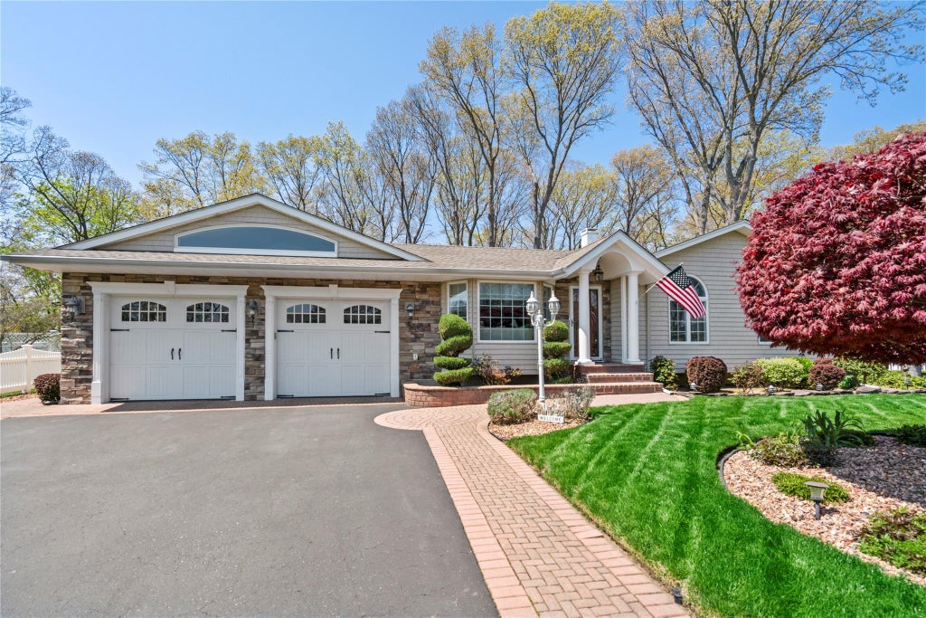 4 of 37 - 8 Raven Drive, Commack, NY