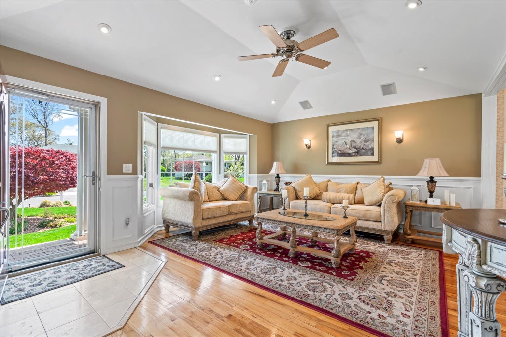 5 of 37 - 8 Raven Drive, Commack, NY