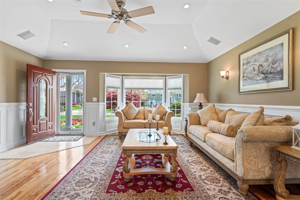 6 of 37 - 8 Raven Drive, Commack, NY