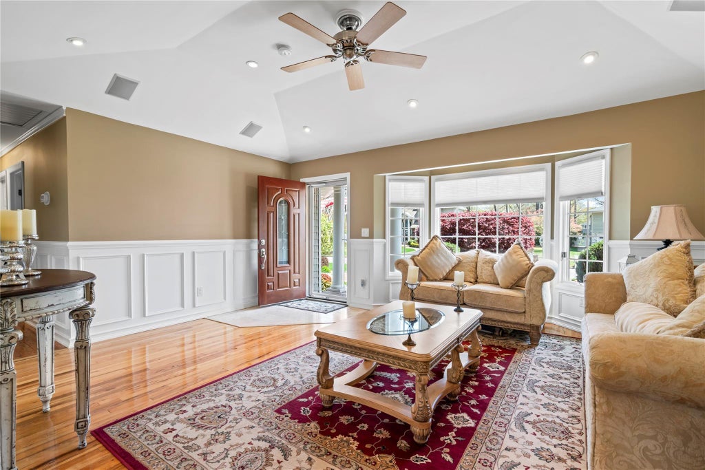 7 of 37 - 8 Raven Drive, Commack, NY
