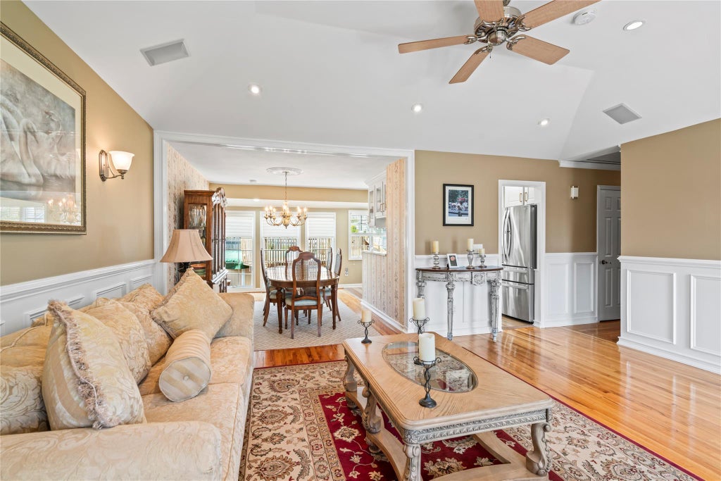 8 of 37 - 8 Raven Drive, Commack, NY