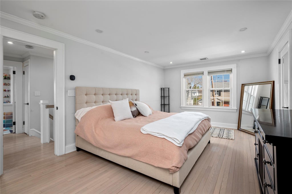 15 of 26 - 1075 Grant Avenue, Pelham, NY