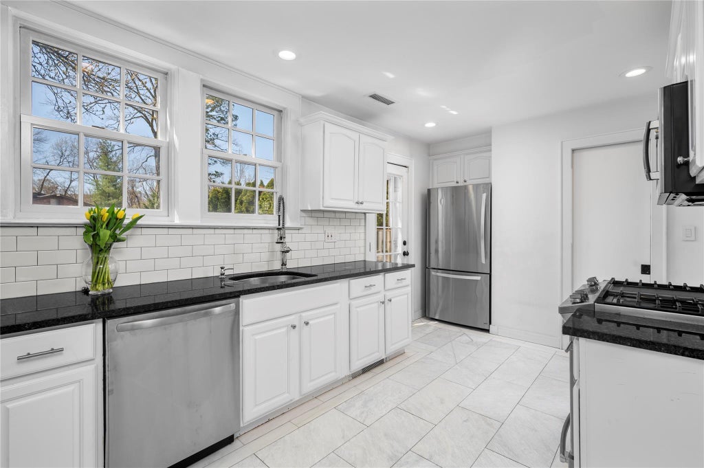 6 of 26 - 1075 Grant Avenue, Pelham, NY