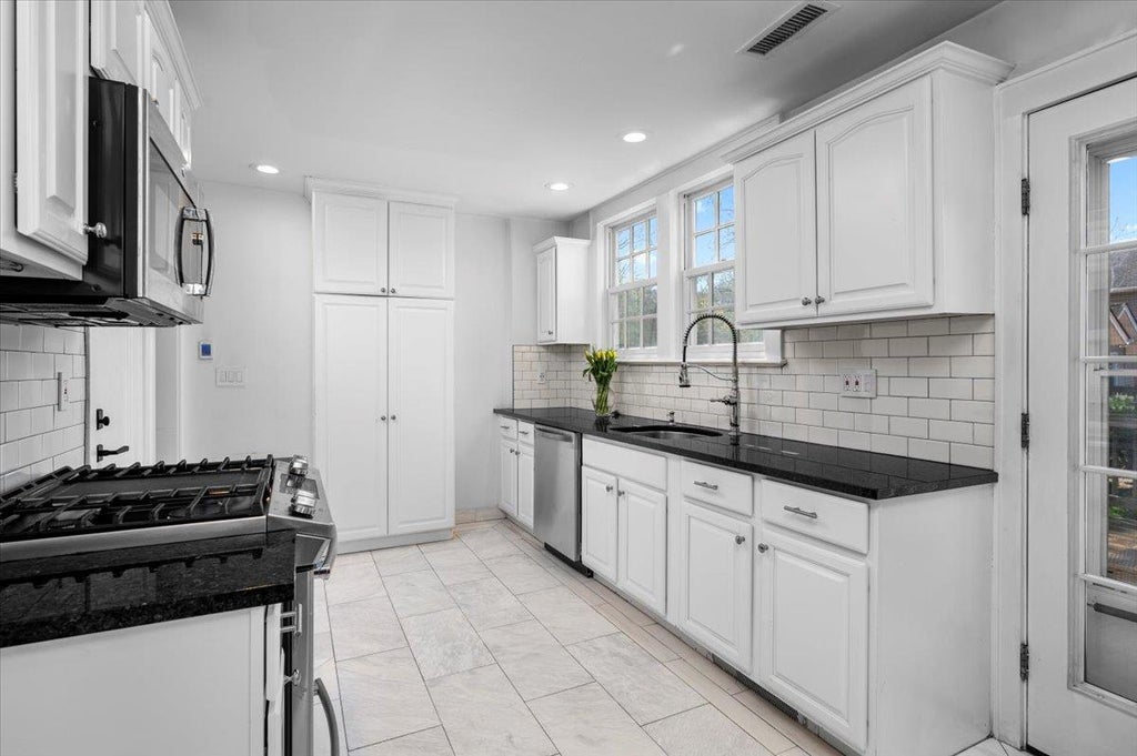 7 of 26 - 1075 Grant Avenue, Pelham, NY