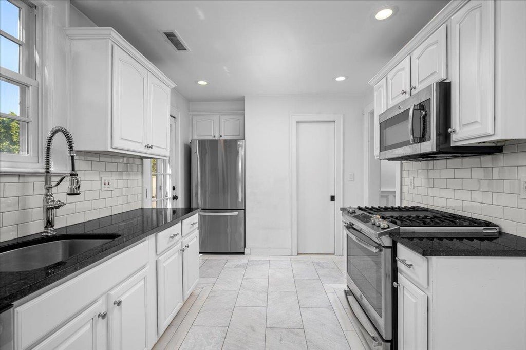 8 of 26 - 1075 Grant Avenue, Pelham, NY