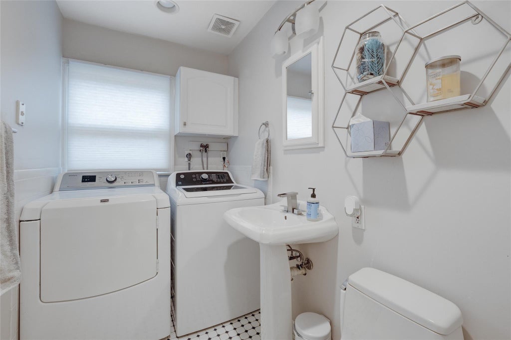 8 of 21 - 296 Jerome Avenue, Carle Place, NY