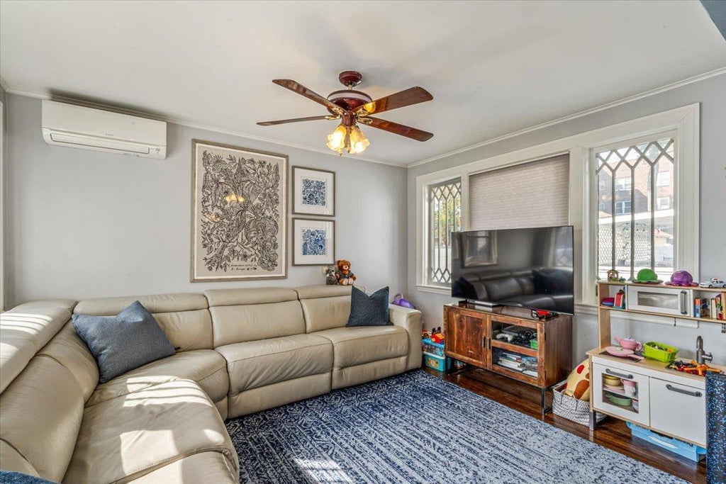 10 of 39 - 707 Glover Place, Baldwin, NY