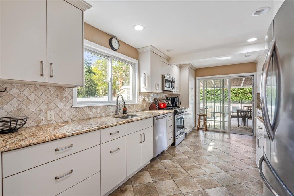 11 of 39 - 707 Glover Place, Baldwin, NY