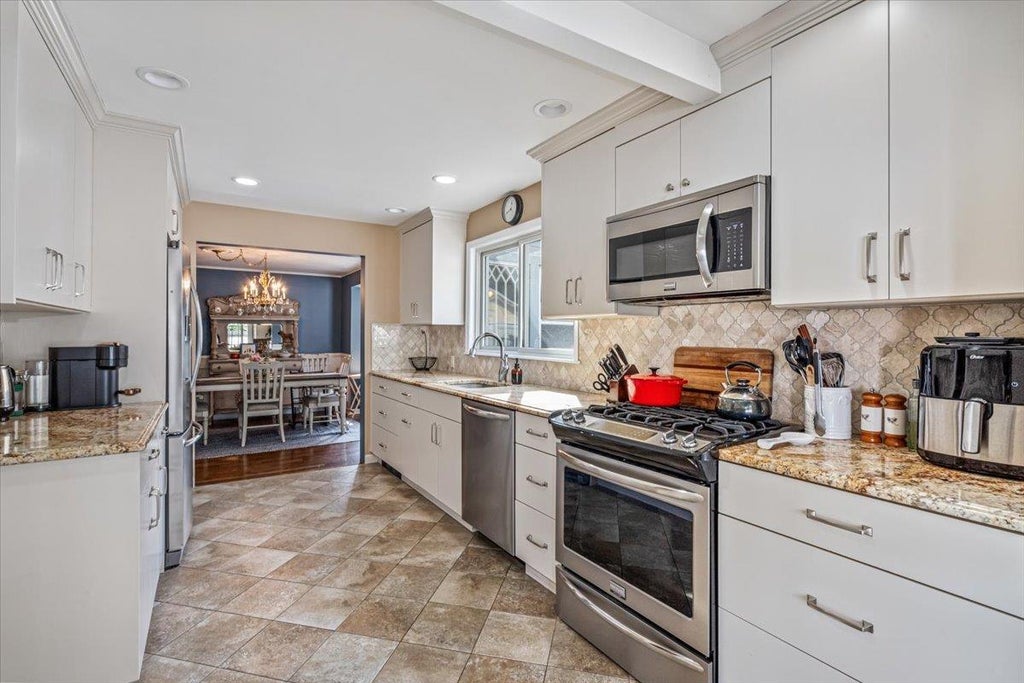 13 of 39 - 707 Glover Place, Baldwin, NY