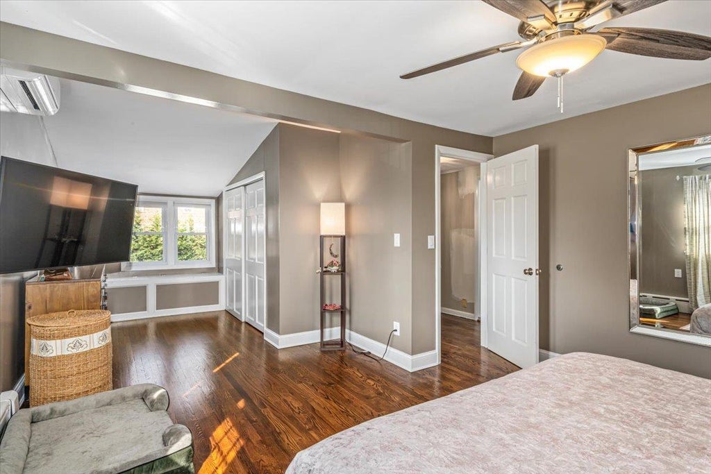 22 of 39 - 707 Glover Place, Baldwin, NY