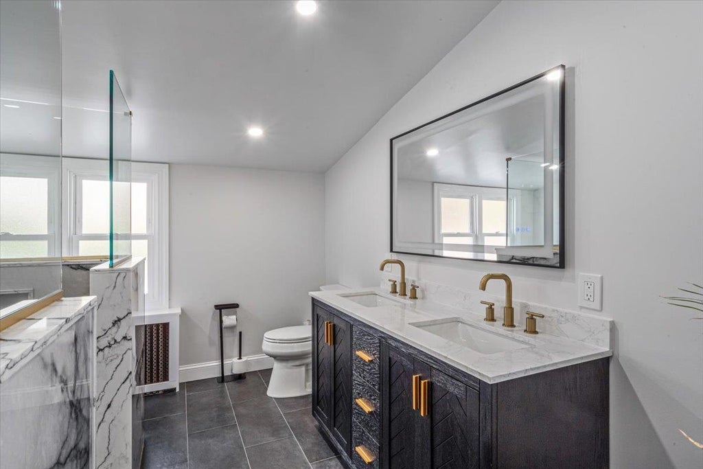 24 of 39 - 707 Glover Place, Baldwin, NY