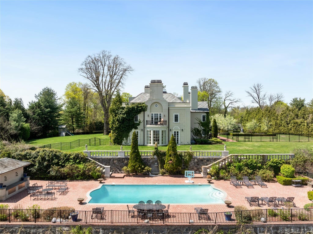 2 of 49 - 6b Blue Sea Lane, Great Neck, NY