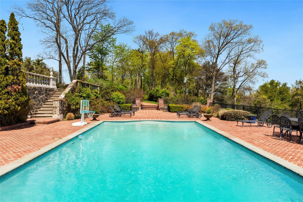 37 of 49 - 6b Blue Sea Lane, Great Neck, NY