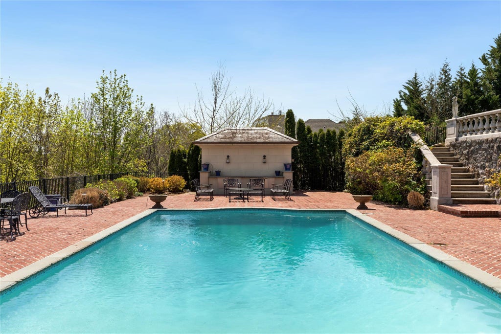 38 of 49 - 6b Blue Sea Lane, Great Neck, NY
