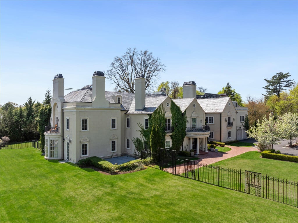 43 of 49 - 6b Blue Sea Lane, Great Neck, NY