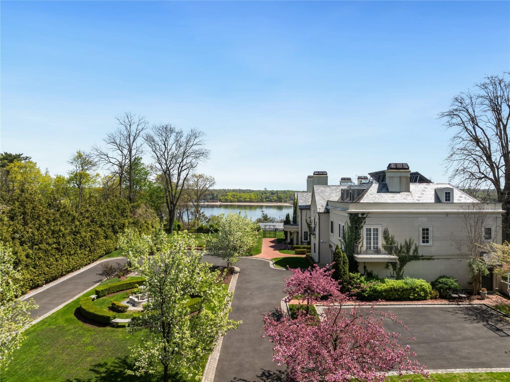 45 of 49 - 6b Blue Sea Lane, Great Neck, NY