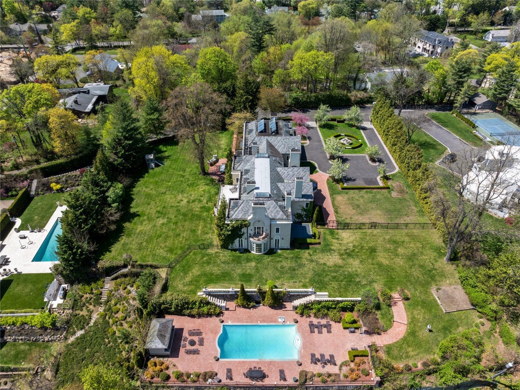 46 of 49 - 6b Blue Sea Lane, Great Neck, NY