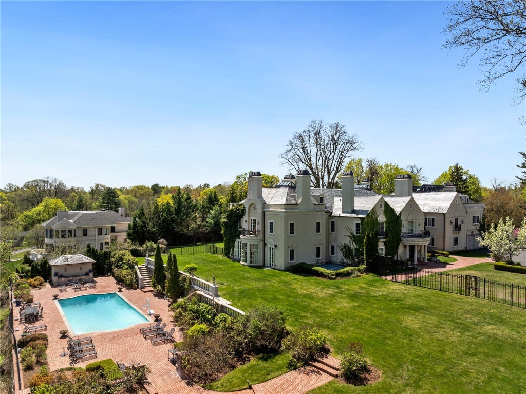 4 of 49 - 6b Blue Sea Lane, Great Neck, NY