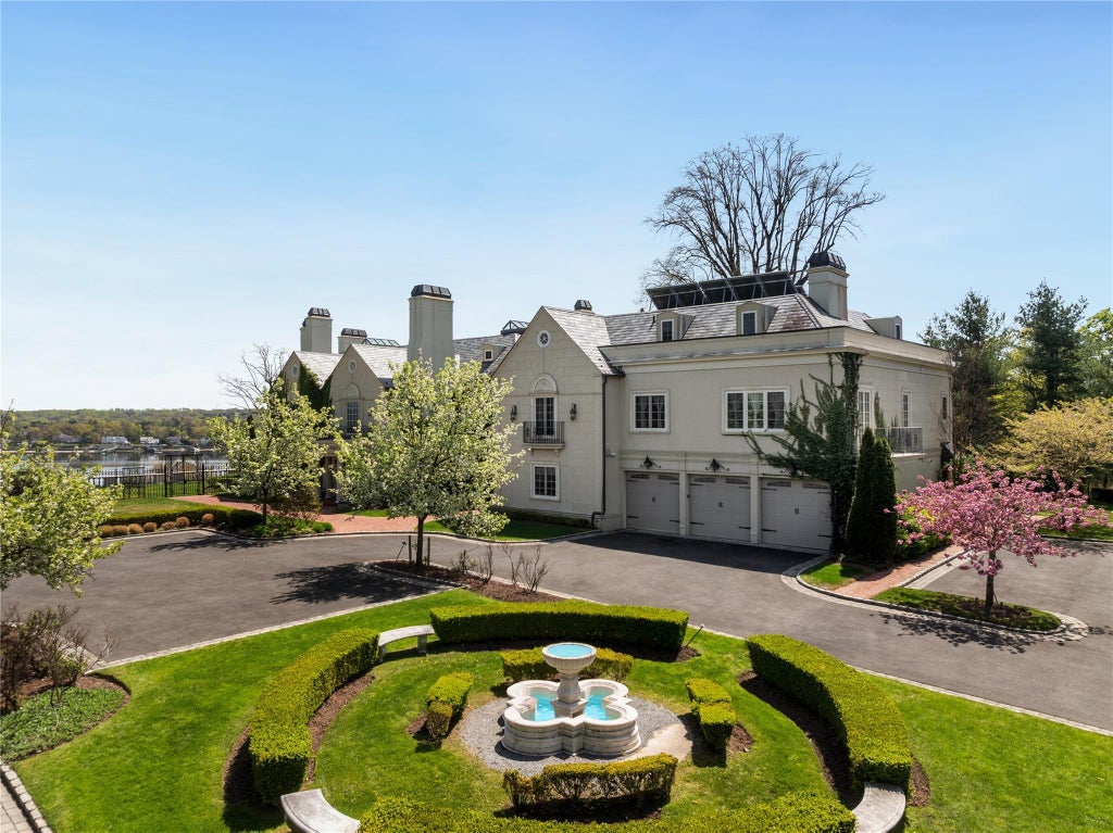 5 of 49 - 6b Blue Sea Lane, Great Neck, NY