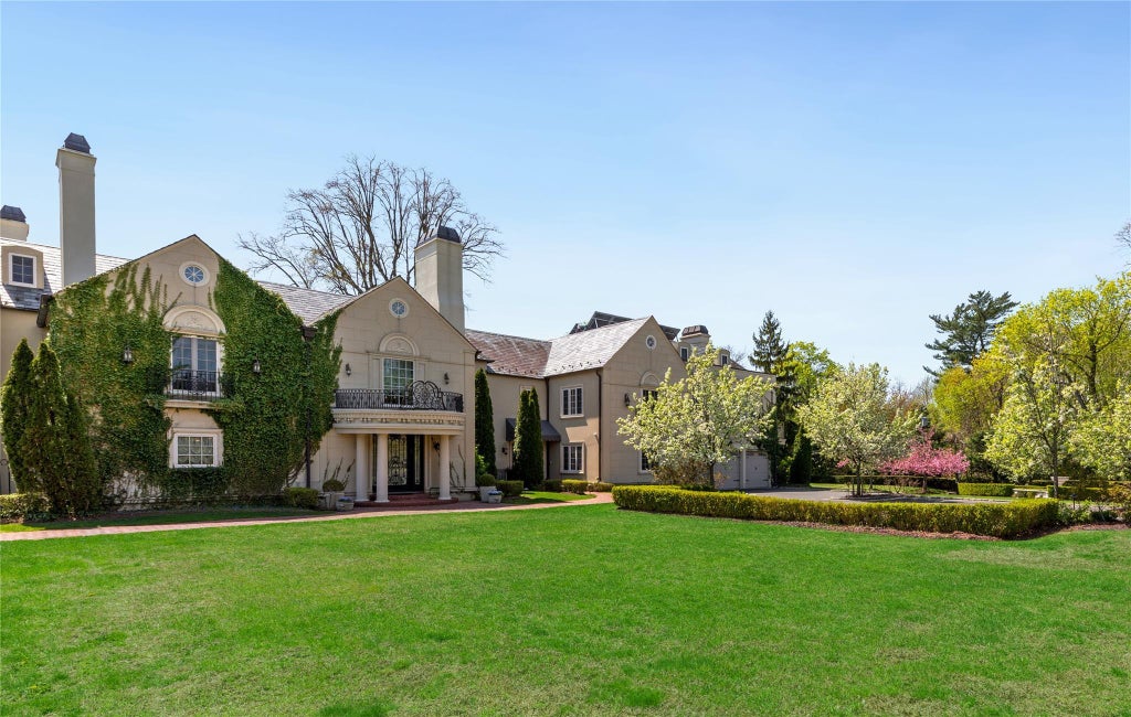 6 of 49 - 6b Blue Sea Lane, Great Neck, NY