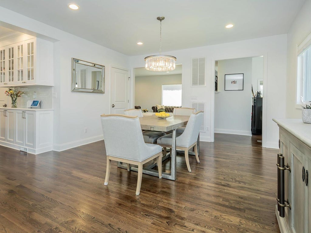 9 of 38 - 33 Mora Court, Manhasset, NY