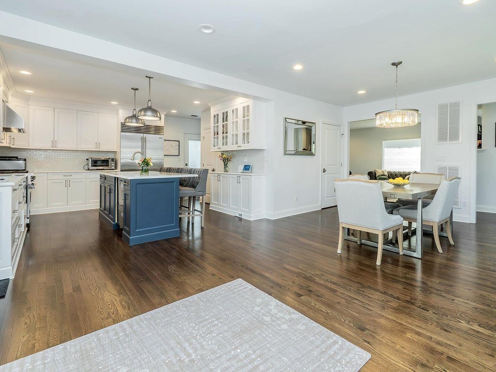 10 of 38 - 33 Mora Court, Manhasset, NY