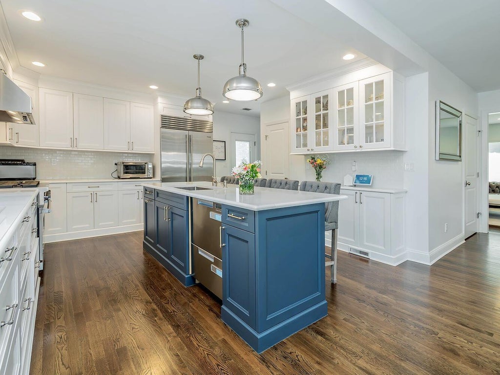 11 of 38 - 33 Mora Court, Manhasset, NY