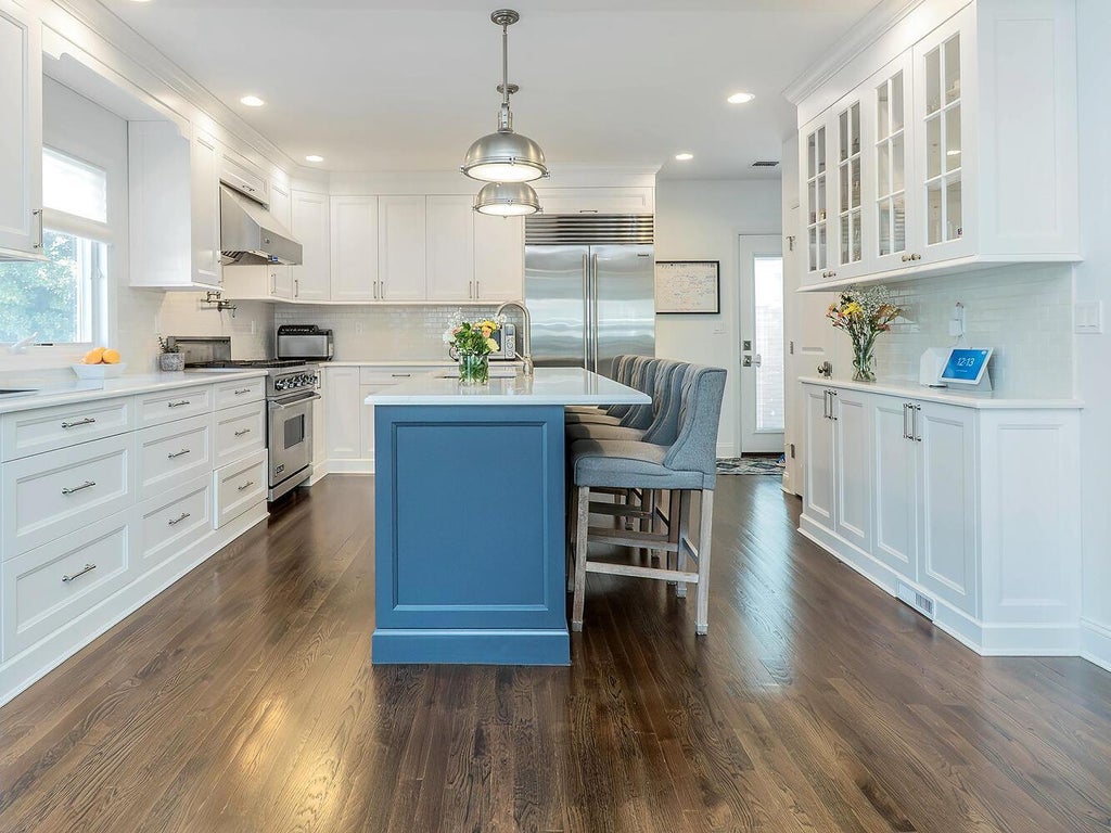 12 of 38 - 33 Mora Court, Manhasset, NY