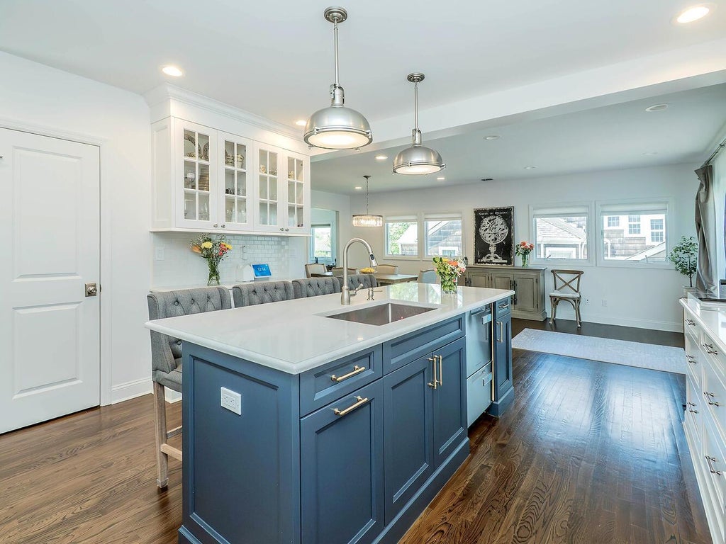 13 of 38 - 33 Mora Court, Manhasset, NY