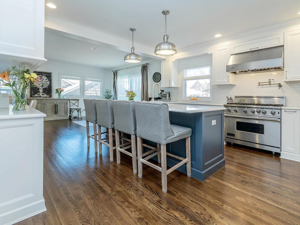 15 of 38 - 33 Mora Court, Manhasset, NY