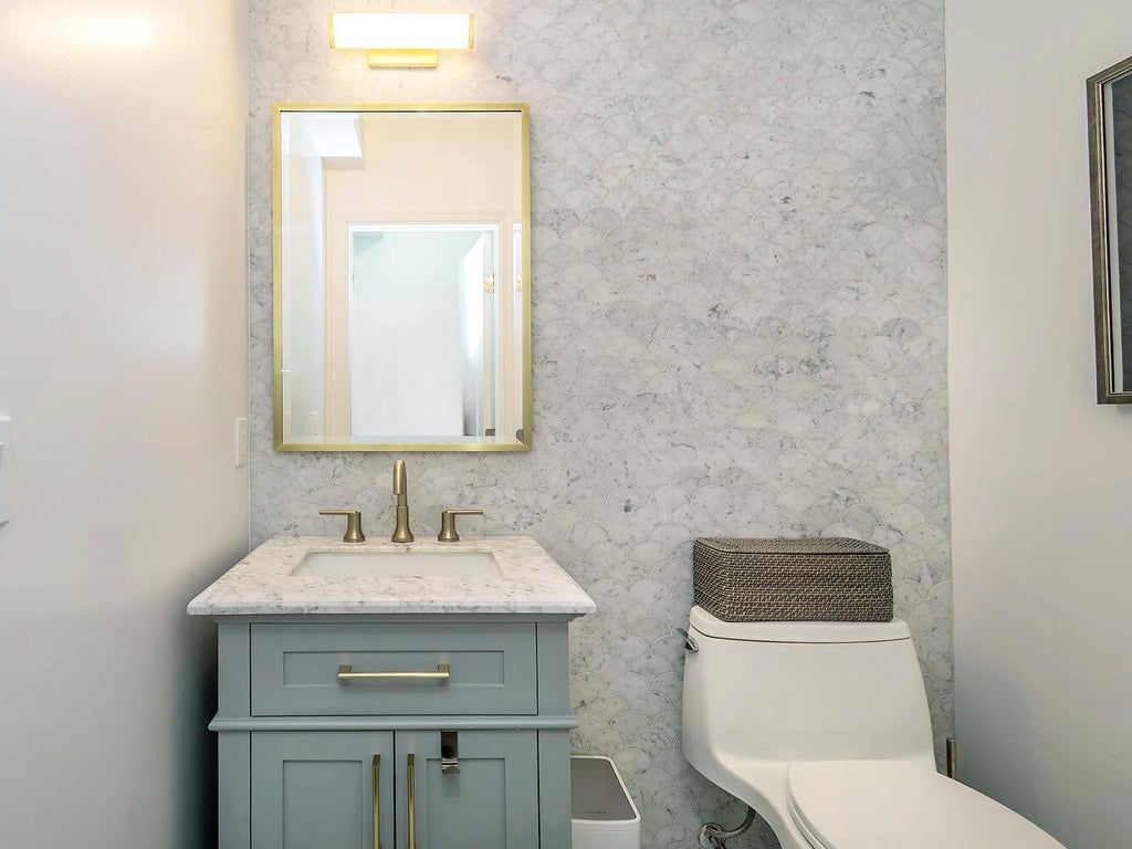 16 of 38 - 33 Mora Court, Manhasset, NY