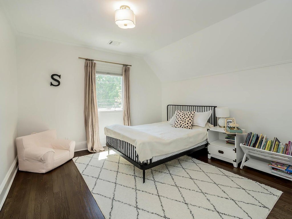 17 of 38 - 33 Mora Court, Manhasset, NY
