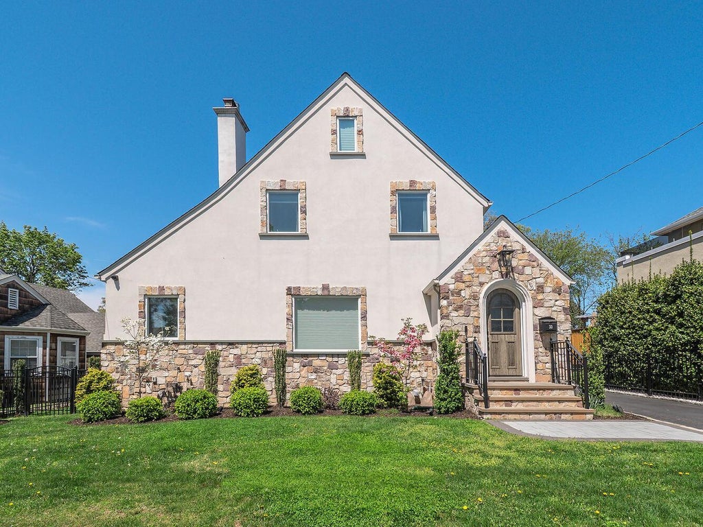 1 of 38 - 33 Mora Court, Manhasset, NY