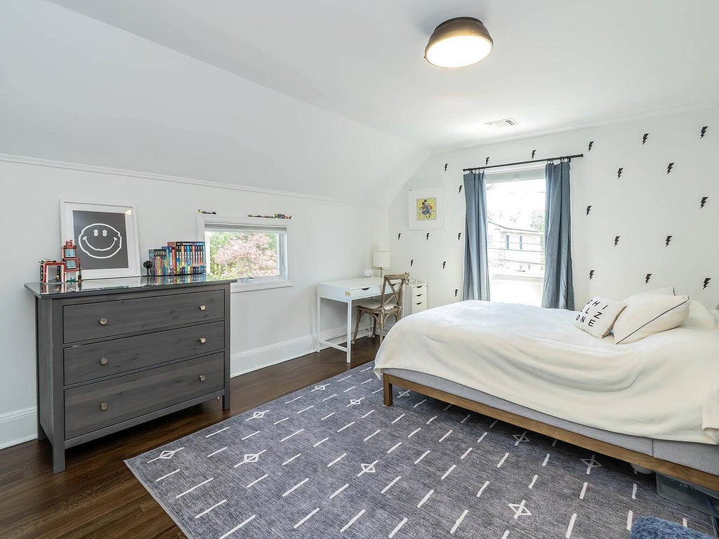 19 of 38 - 33 Mora Court, Manhasset, NY