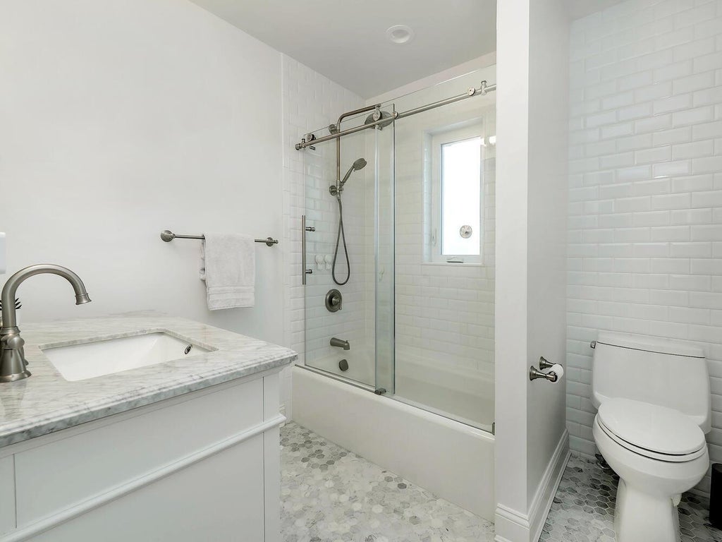 21 of 38 - 33 Mora Court, Manhasset, NY